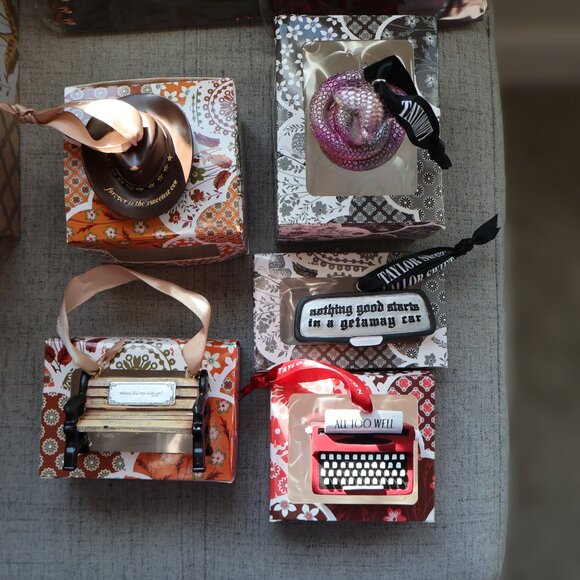 Taylor Swift Bundle - Picture 10 of 11